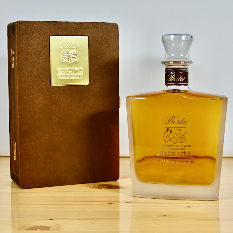 Grappa - Berta Tre Soli Tre Nebbiolo mit Holzkiste / 70cl / 43%
