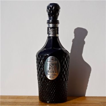 Rum - A.H. Riise Non Plus Ultra Black Edition / 70cl / 42% Rum 169,00 CHF